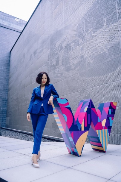图片包含 女人, 男人, 站, 年轻 描述已自动生成