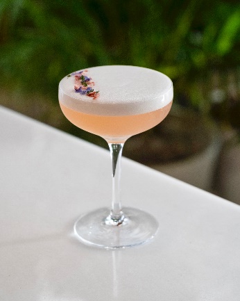 桌子上的酒杯 中度可信度描述已自动生成